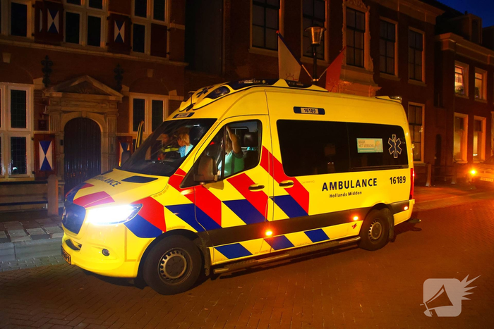 Fietser botst achterop auto tijdens politiecontrole, burgermeester in actie