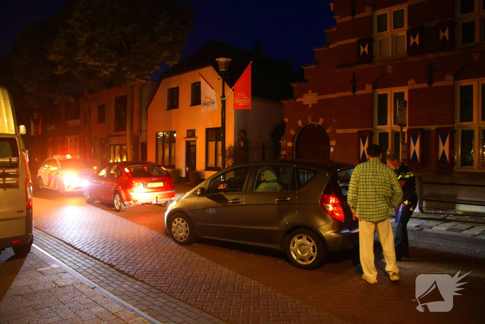 Fietser botst achterop auto tijdens politiecontrole, burgermeester in actie