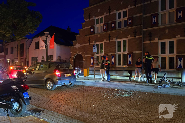 Fietser botst achterop auto tijdens politiecontrole, burgermeester in actie