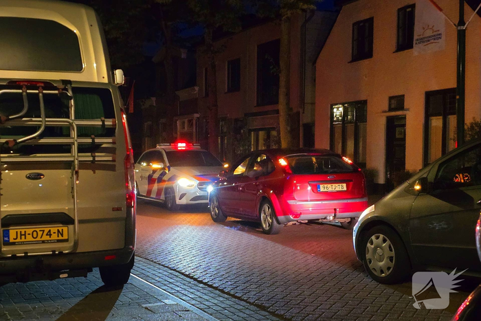 Fietser botst achterop auto tijdens politiecontrole, burgermeester in actie