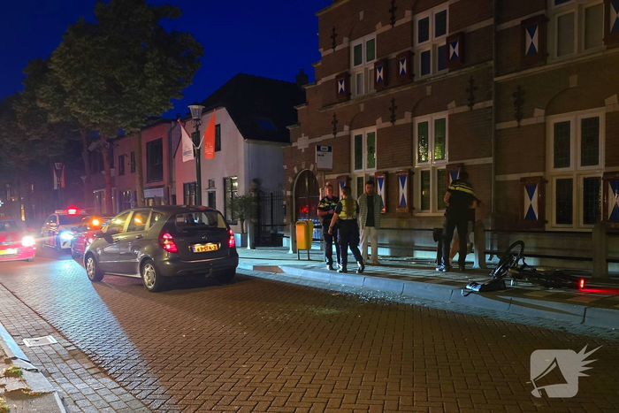 Fietser botst achterop auto tijdens politiecontrole, burgermeester in actie