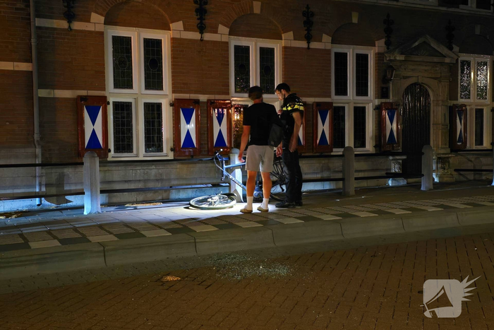 Fietser botst achterop auto tijdens politiecontrole, burgermeester in actie
