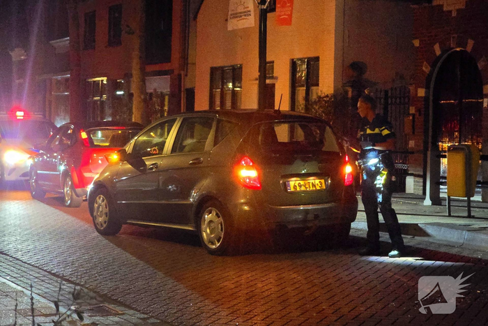 Fietser botst achterop auto tijdens politiecontrole, burgermeester in actie