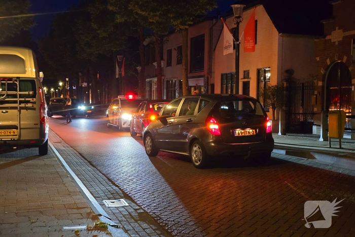 Fietser botst achterop auto tijdens politiecontrole, burgermeester in actie