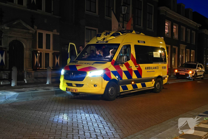 Fietser botst achterop auto tijdens politiecontrole, burgermeester in actie