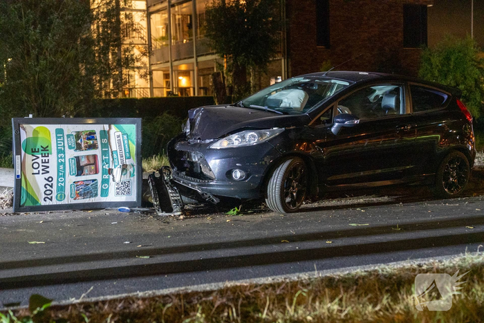 Auto botst tegen lantaarnpaal