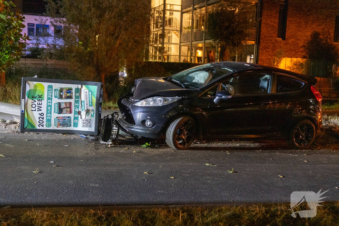 Auto botst tegen lantaarnpaal