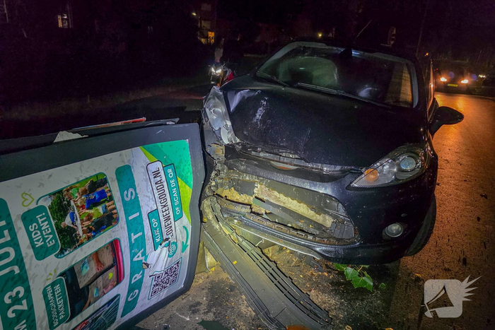 Auto botst tegen lantaarnpaal