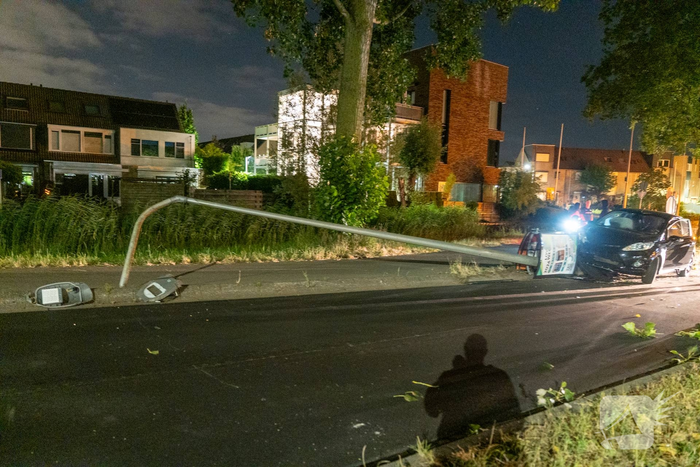 Auto botst tegen lantaarnpaal