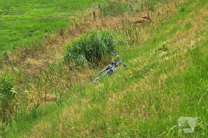 Hulpdiensten doorzoeken berm na aantreffen fiets