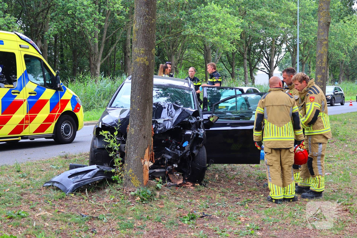 Gewonden nadat auto tegen boom in middenberm botst