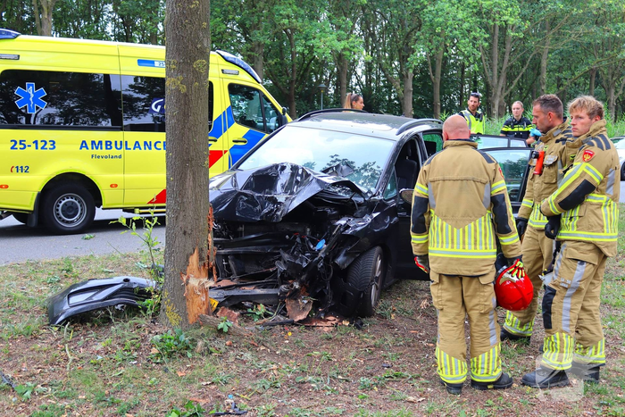 Gewonden nadat auto tegen boom in middenberm botst