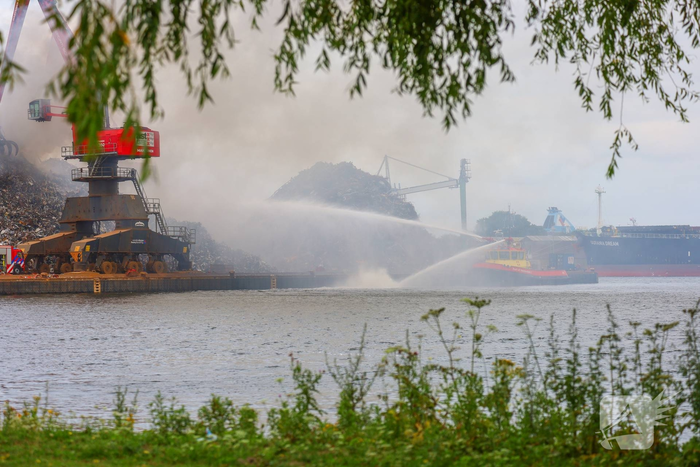 Meerdere brandweerwagens ingezet voor brand bij afvalverwerker