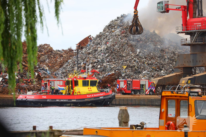 Meerdere brandweerwagens ingezet voor brand bij afvalverwerker
