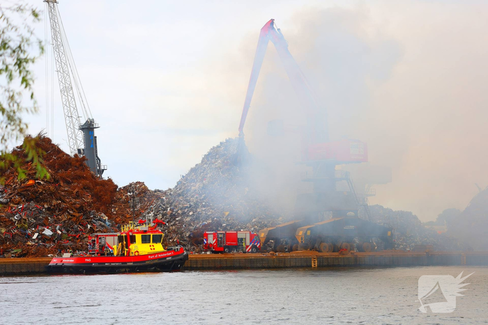 Meerdere brandweerwagens ingezet voor brand bij afvalverwerker