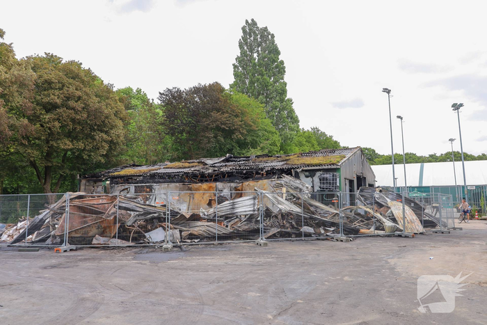 Grote brandschade zichtbaar na uitslaande brand op sportcomplex