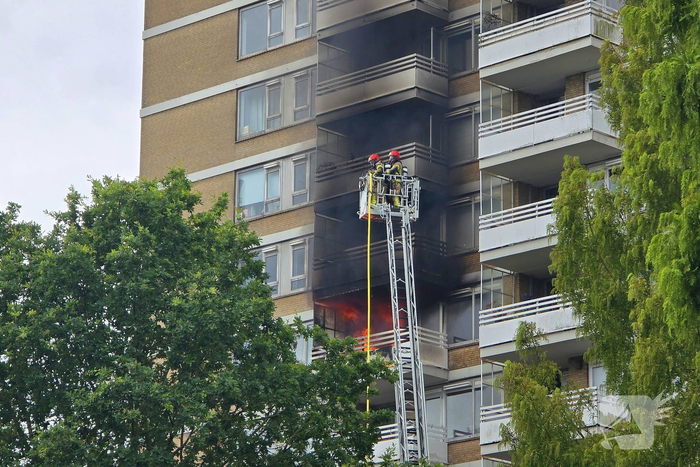 Balkons zwartgeblakerd door uitslaande flatbrand