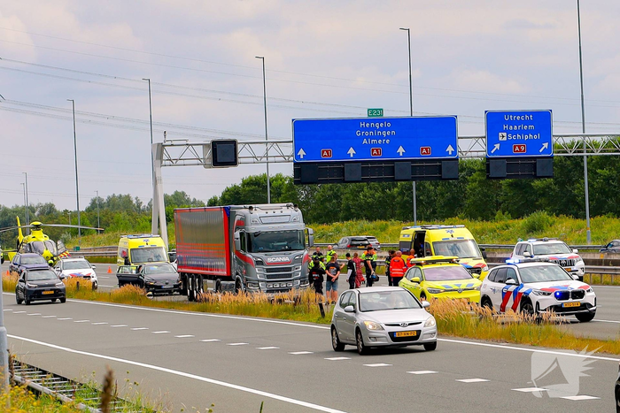 Traumahelikopter landt op snelweg na ongeval