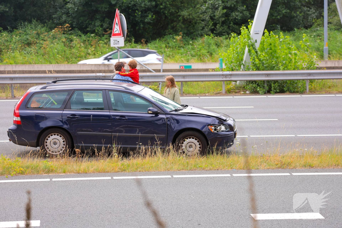Traumahelikopter landt op snelweg na ongeval