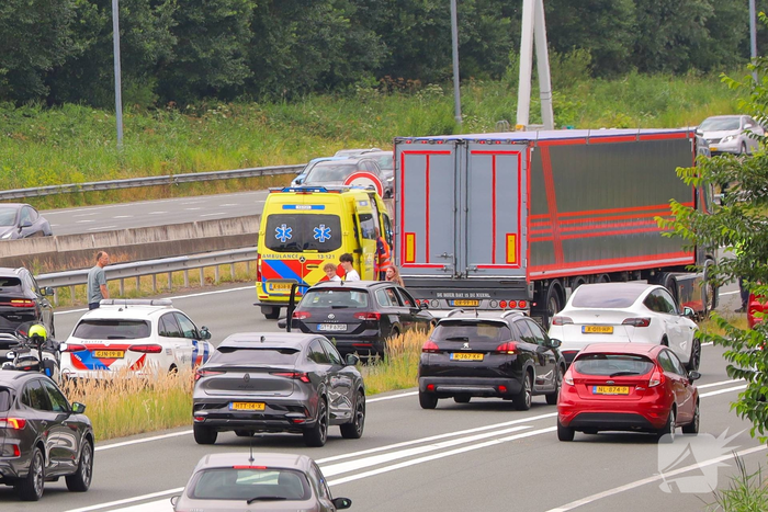 Traumahelikopter landt op snelweg na ongeval