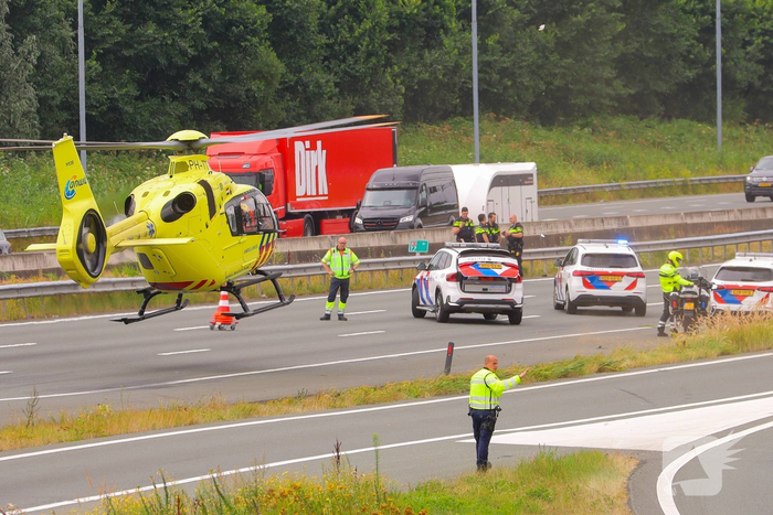 Traumahelikopter landt op snelweg na ongeval