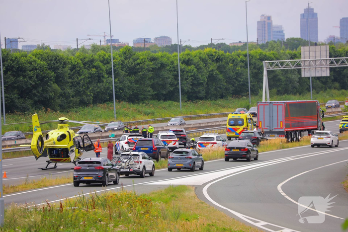 Traumahelikopter landt op snelweg na ongeval