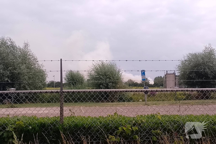Brand bij afvalverwerkingsbedrijf in verre omtrek zichtbaar