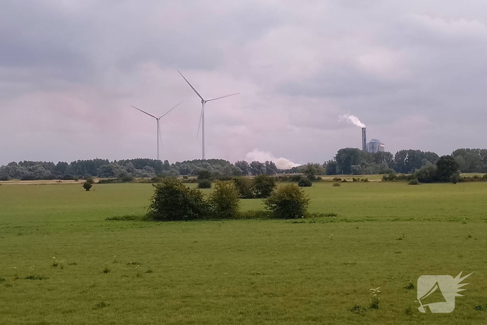 Brand bij afvalverwerkingsbedrijf in verre omtrek zichtbaar