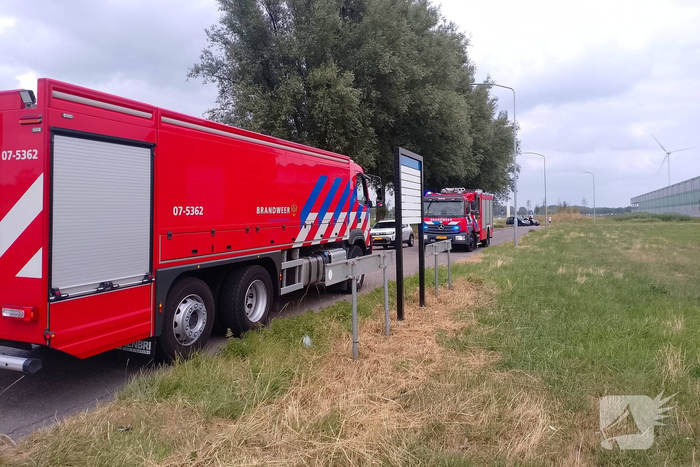 Brand bij afvalverwerkingsbedrijf in verre omtrek zichtbaar