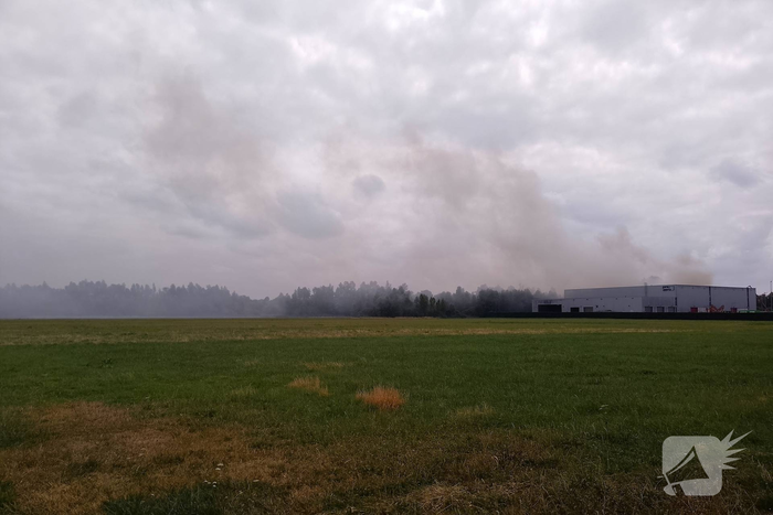 Brand bij afvalverwerkingsbedrijf in verre omtrek zichtbaar