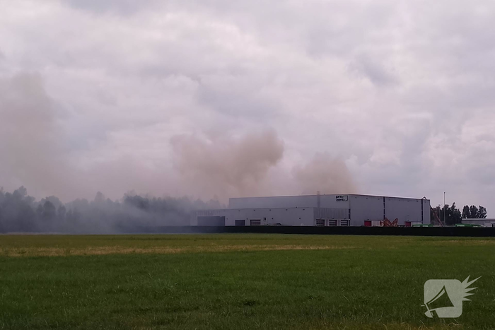 Brand bij afvalverwerkingsbedrijf in verre omtrek zichtbaar