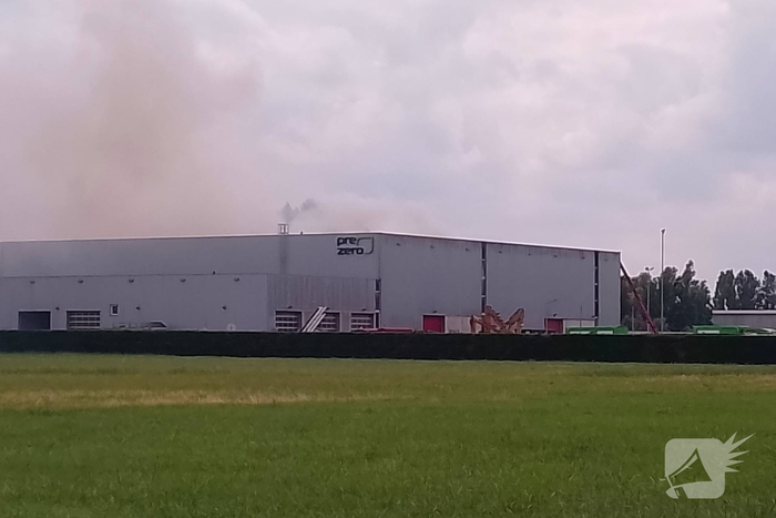Brand bij afvalverwerkingsbedrijf in verre omtrek zichtbaar