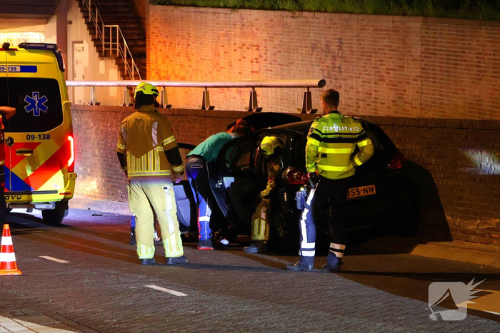 Automobilist crasht tegen muur