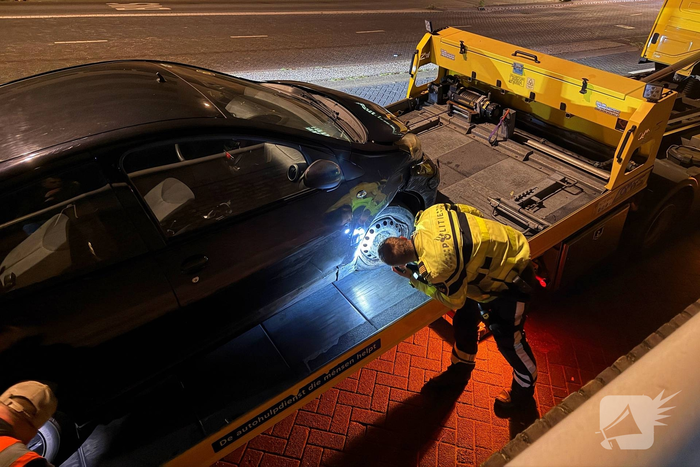 Automobilist crasht tegen muur