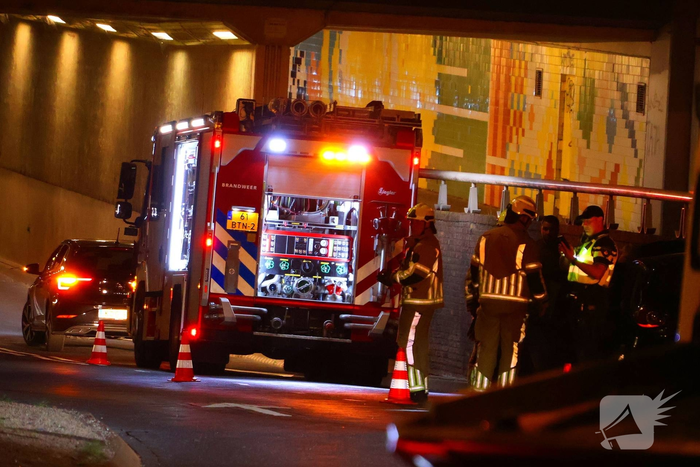 Automobilist crasht tegen muur