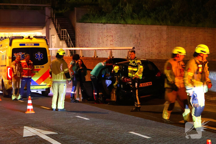 Automobilist crasht tegen muur