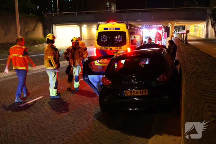 Automobilist crasht tegen muur