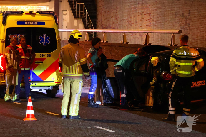 Automobilist crasht tegen muur