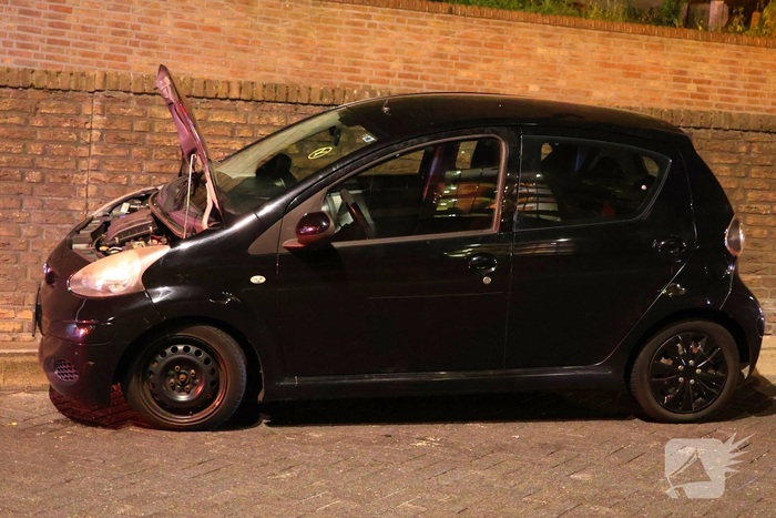 Automobilist crasht tegen muur