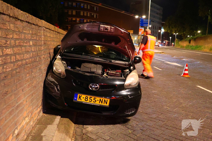 Automobilist crasht tegen muur