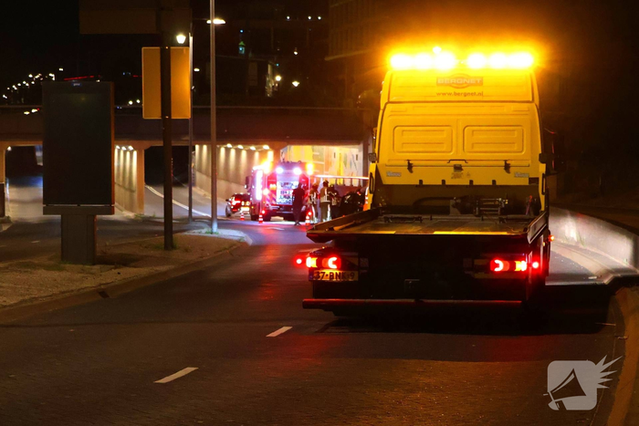 Automobilist crasht tegen muur