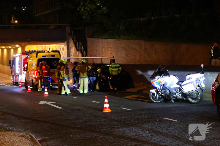 Automobilist crasht tegen muur