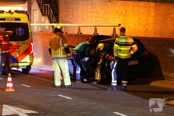 Automobilist crasht tegen muur