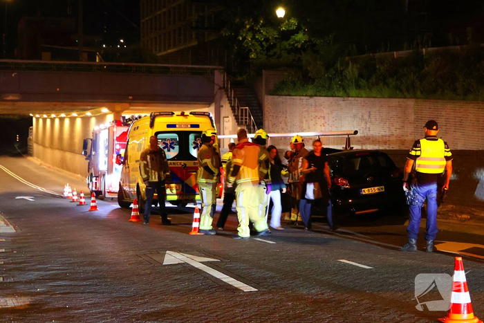 Automobilist crasht tegen muur