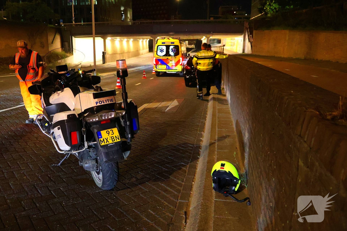 Automobilist crasht tegen muur