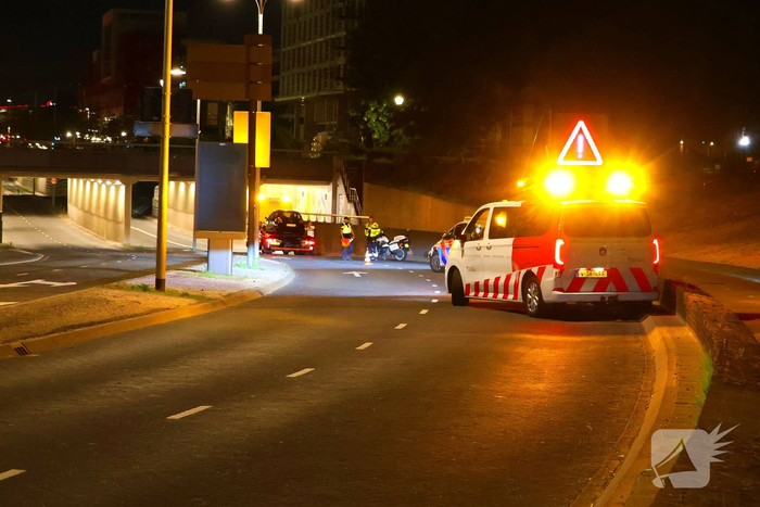 Automobilist crasht tegen muur