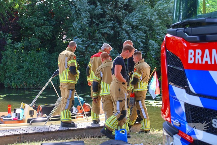 Brandweer controleert boot na melding van oververhitting