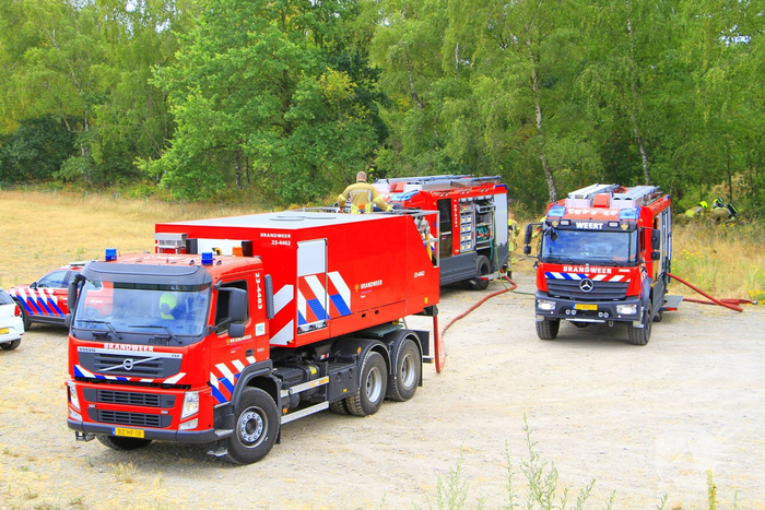 Buitenbrand in bosgebied vereist inzet van brandweer