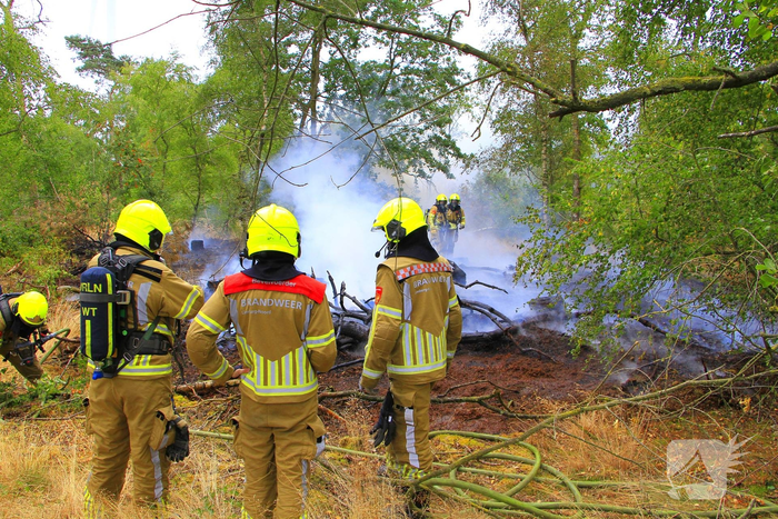 Buitenbrand in bosgebied vereist inzet van brandweer
