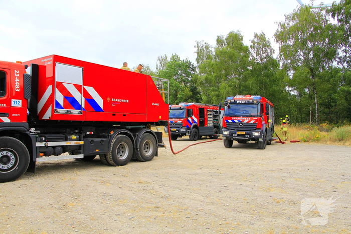 Buitenbrand in bosgebied vereist inzet van brandweer